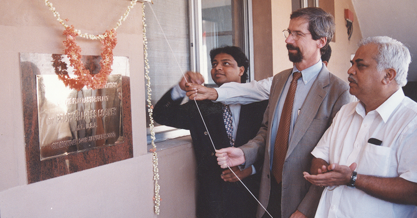 Prof. Charles Cooney inaugurates the PlaFractor plant 